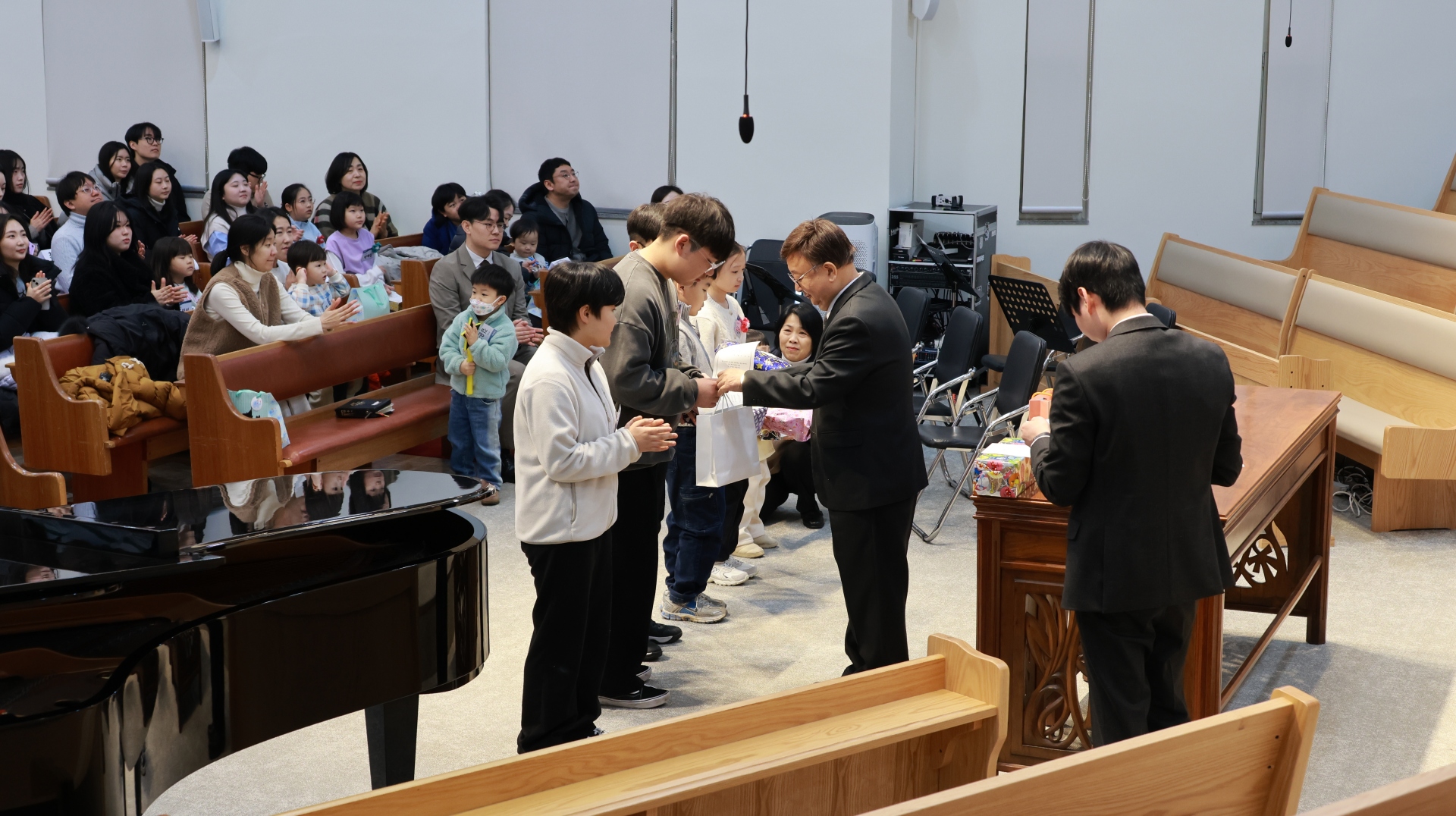 20260111교회학교 (13) 개근상.JPG